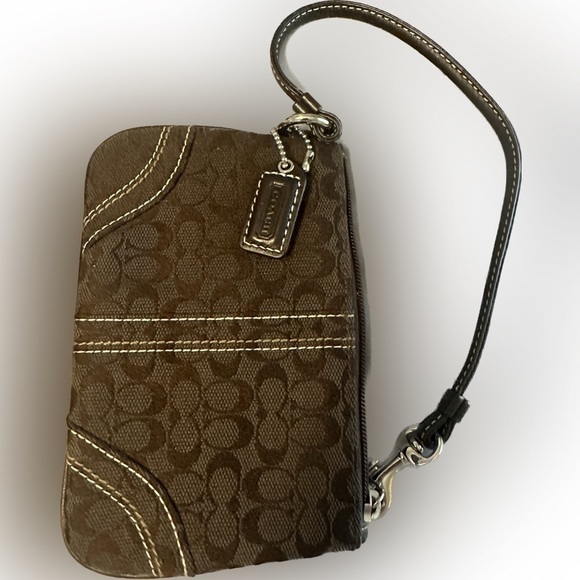 Coach 40095 Jacquard C wristlet - Picture 2 of 4